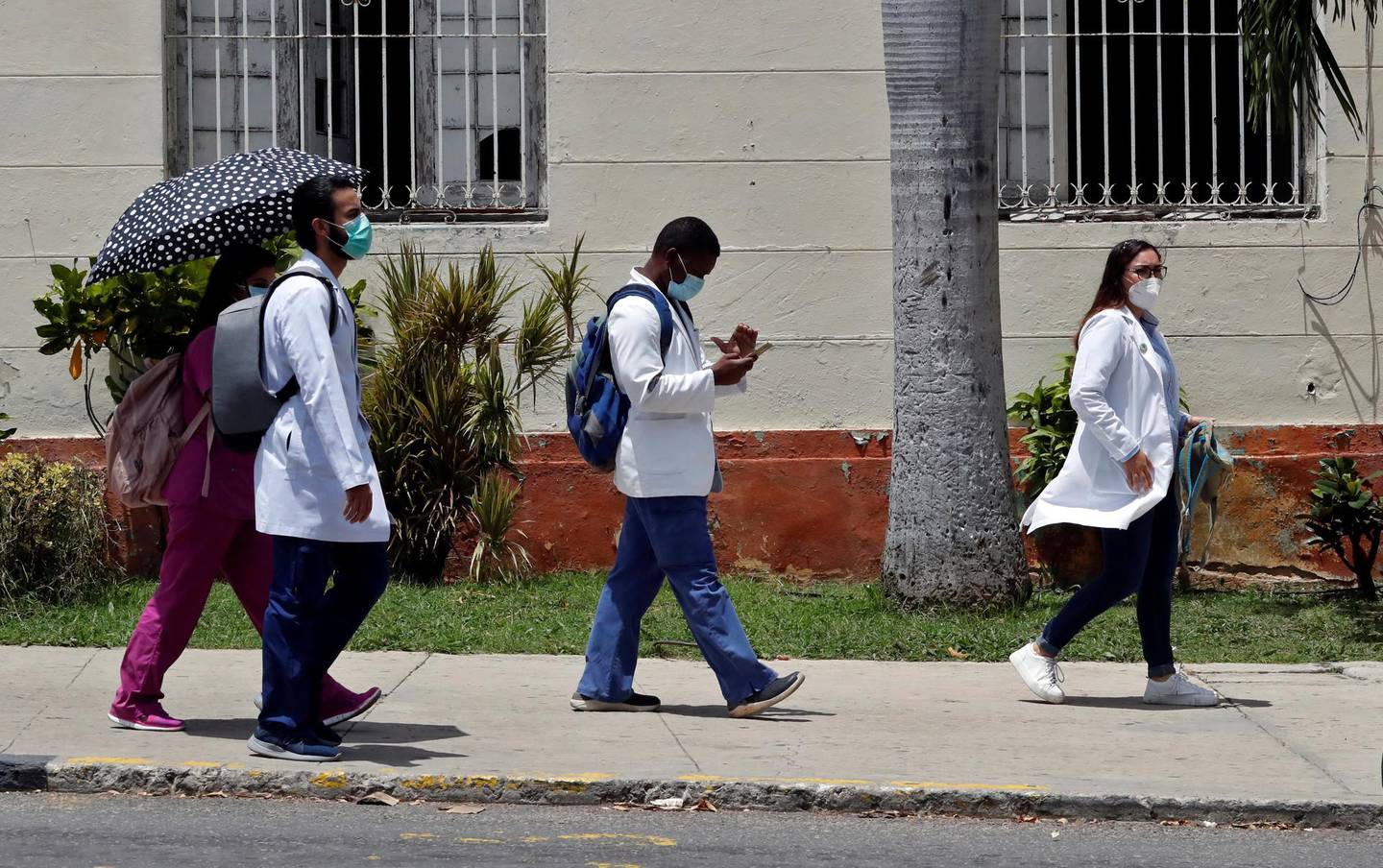Trabajadores de la salud caminan por una calle en La Habana (Cuba). Fotografía de archivo. EFE/ Ernesto Mastrascusa