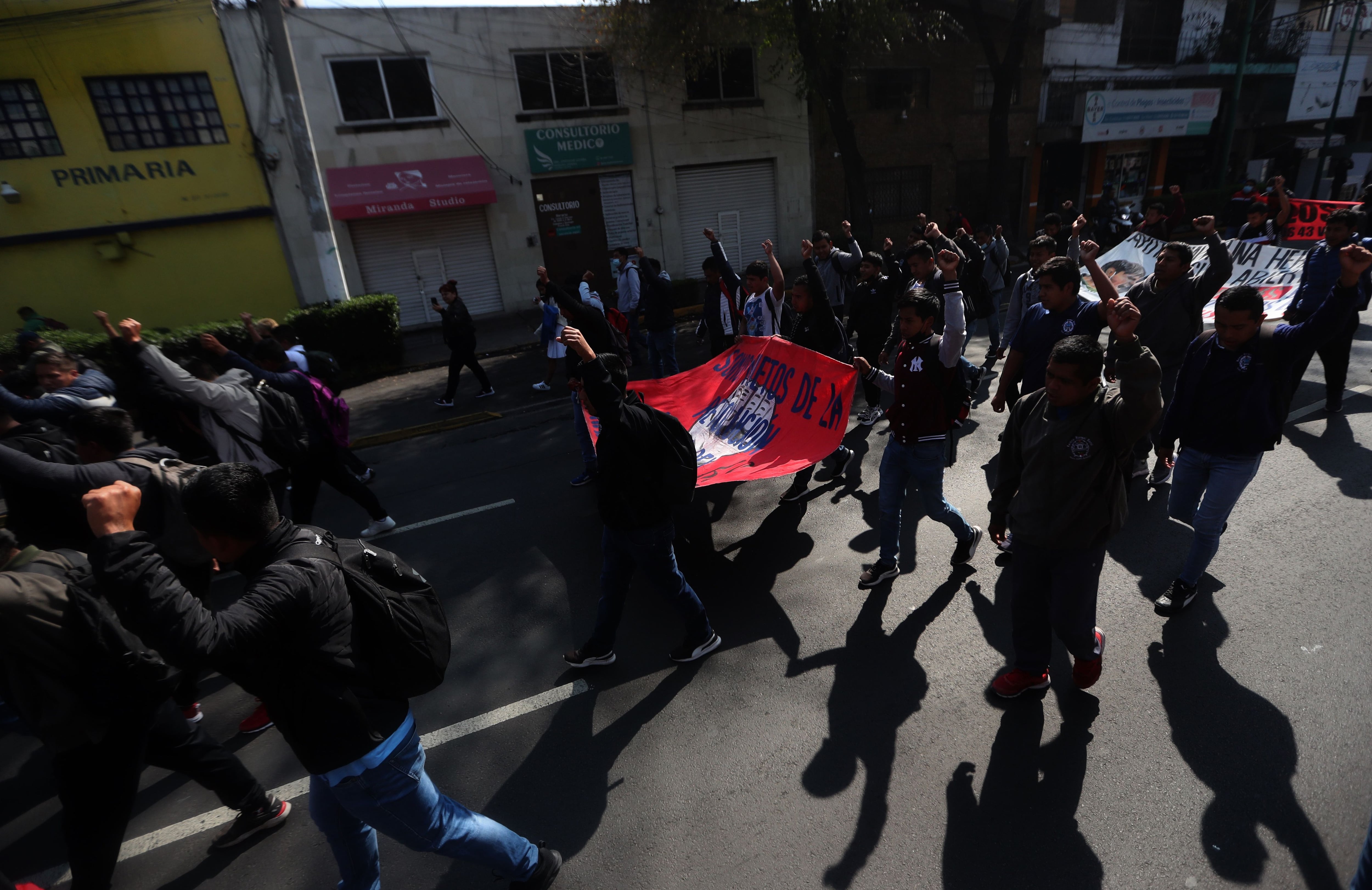 -FOTODELDÍA- MEX3070. CIUDAD DE MÉXICO (MÉXICO), 26/12/2022.- Activistas, familiares y compañeros de los 43 estudiantes desaparecidos de la Escuela Normal "Isidro Burgos" de Ayotzinapa participan en una marcha hoy, en Ciudad de México (México). Al cumplirse ocho años y tres meses de la desaparición de los 43 normalistas de Ayotzinapa, amigos y familiares marcharon como parte de la 99 Acción Global por Ayotzinapa que partió de la Glorieta de Peralvillo a la Basílica de Guadalupe, para exigir justicia y esclarecimiento del crimen. EFE/Sáshenka Gutiérrez

