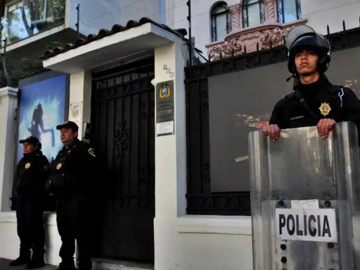 Convocan protesta frente a Embajada de Ecuador en México, Luisa María Alcalde pide no asistir y policías la resguardan