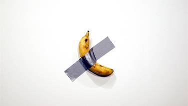 Causa sensación plátano pegado a la pared en feria de arte