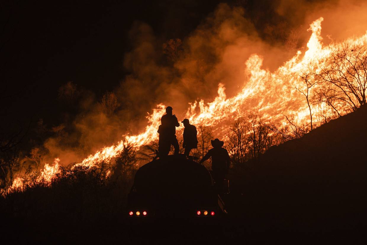 Los residentes trabajan para contener los incendios forestales en Nogales, en la zona de las Altas Montañas del estado de Veracruz, México, la noche del lunes 25 de marzo de 2024. (AP Foto/Felix Marquez)
