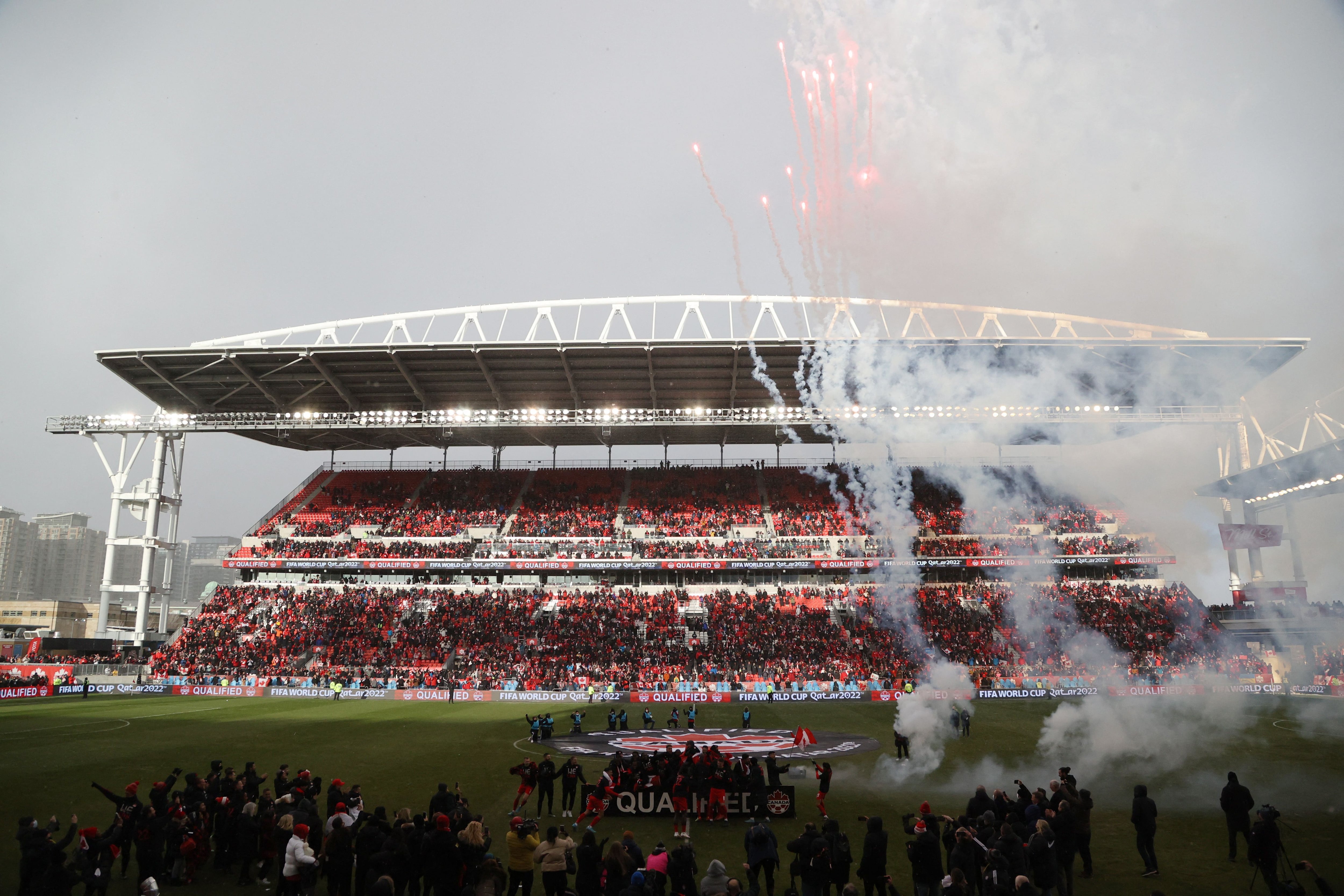 Jugadores y aficionados festejan la clasificación de Canadá al Mundial. Estadio BMO Field, Toronto, Canadá. 27 de marzo de 2022.
REUTERS/Carlos Osorio