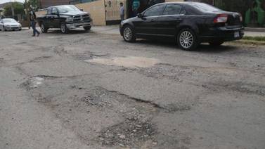 Llaman automovilistas a reparar el pavimento de la avenida Primera