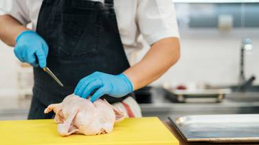 Por qué lavar el pollo antes de cocinarlo puede ser perjudicial para la salud