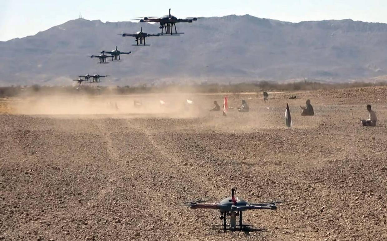 Soldados hutíes manejan drones en las cercanías de Saná. | EFE