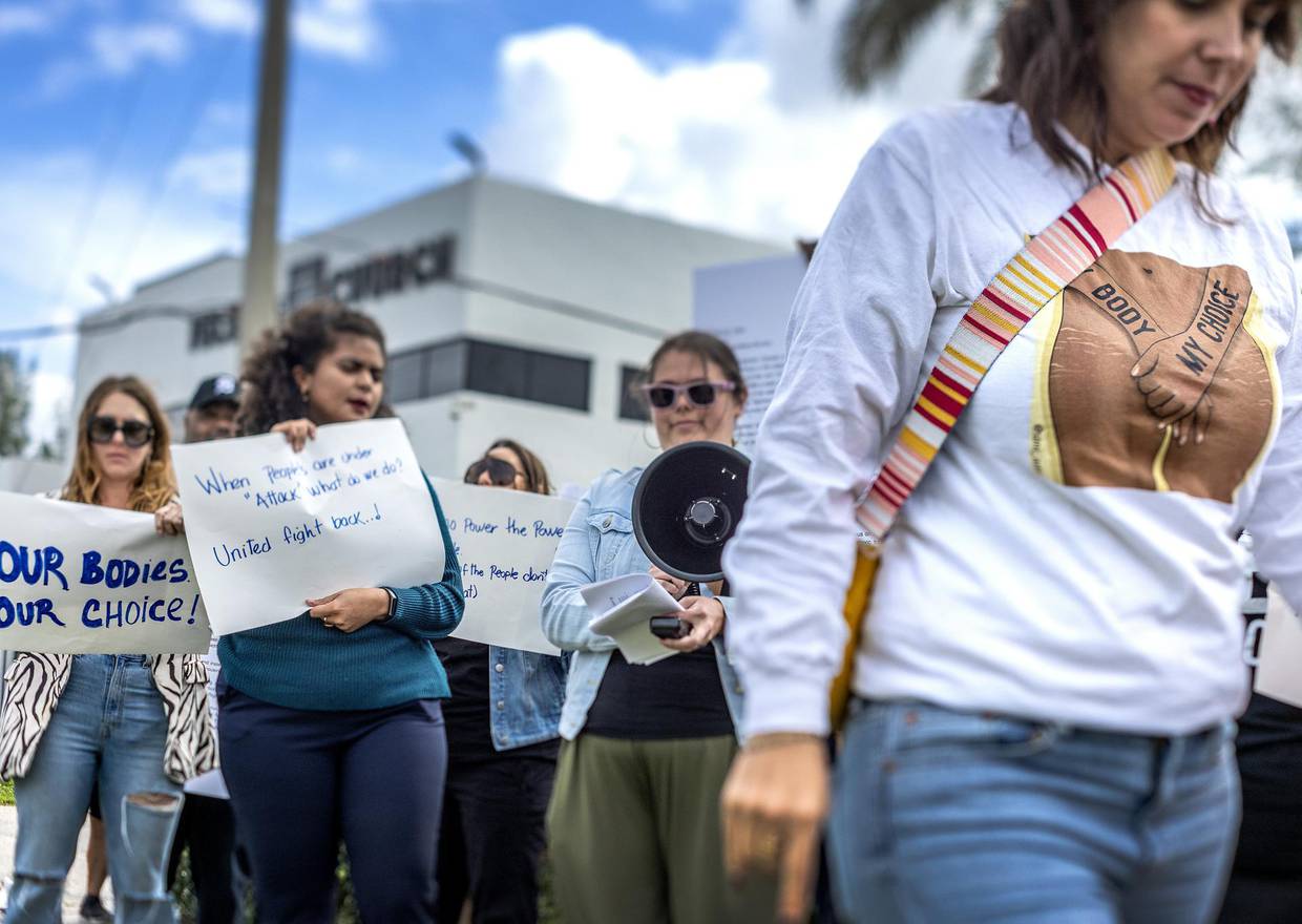 Activistas protestan contra las prohibiciones del aborto, durante el aniversario de 'Roe vs. Wade', frente a la oficina exterior del representante estatal David Borrero en Miami, Florida (EE.UU.). EFE/EPA/CRISTÓBAL HERRERA-ULASHKEVICH