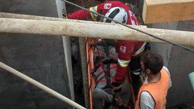 Cae hombre a fosa de construcción; es rescatado por Cruz Roja