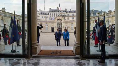 Macron y Merkel se reúnen en París para hablar sobre facilitar la salida de europeos en Afganistán 