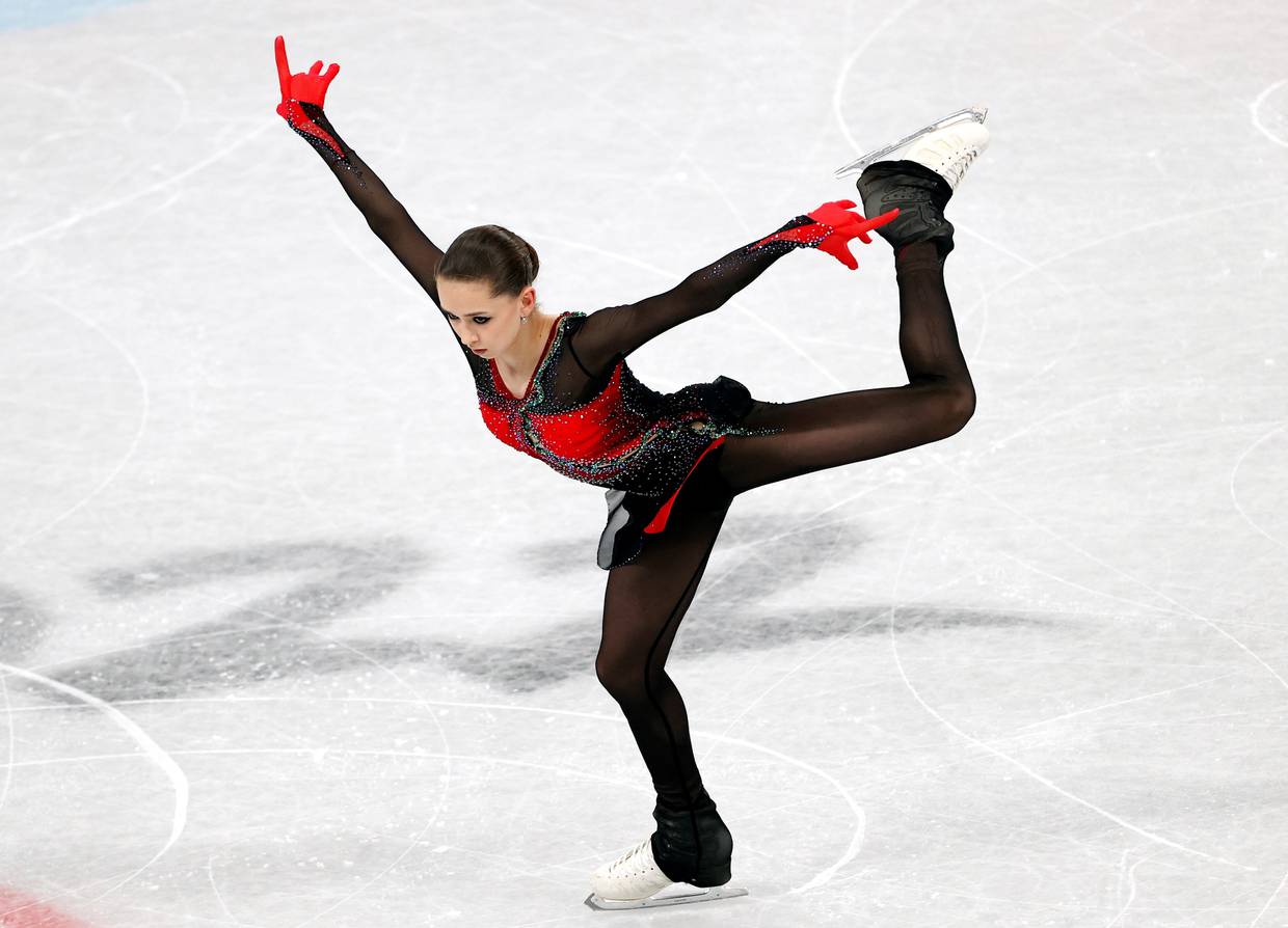 Kamila Valieva del Comité Olímpico Ruso reacciona tras el programa largo de patinaje artístico en los Juegos Olímpicos de Beijing el jueves 17 de febrero del 2022. (AP Foto/Bernat Armangue)