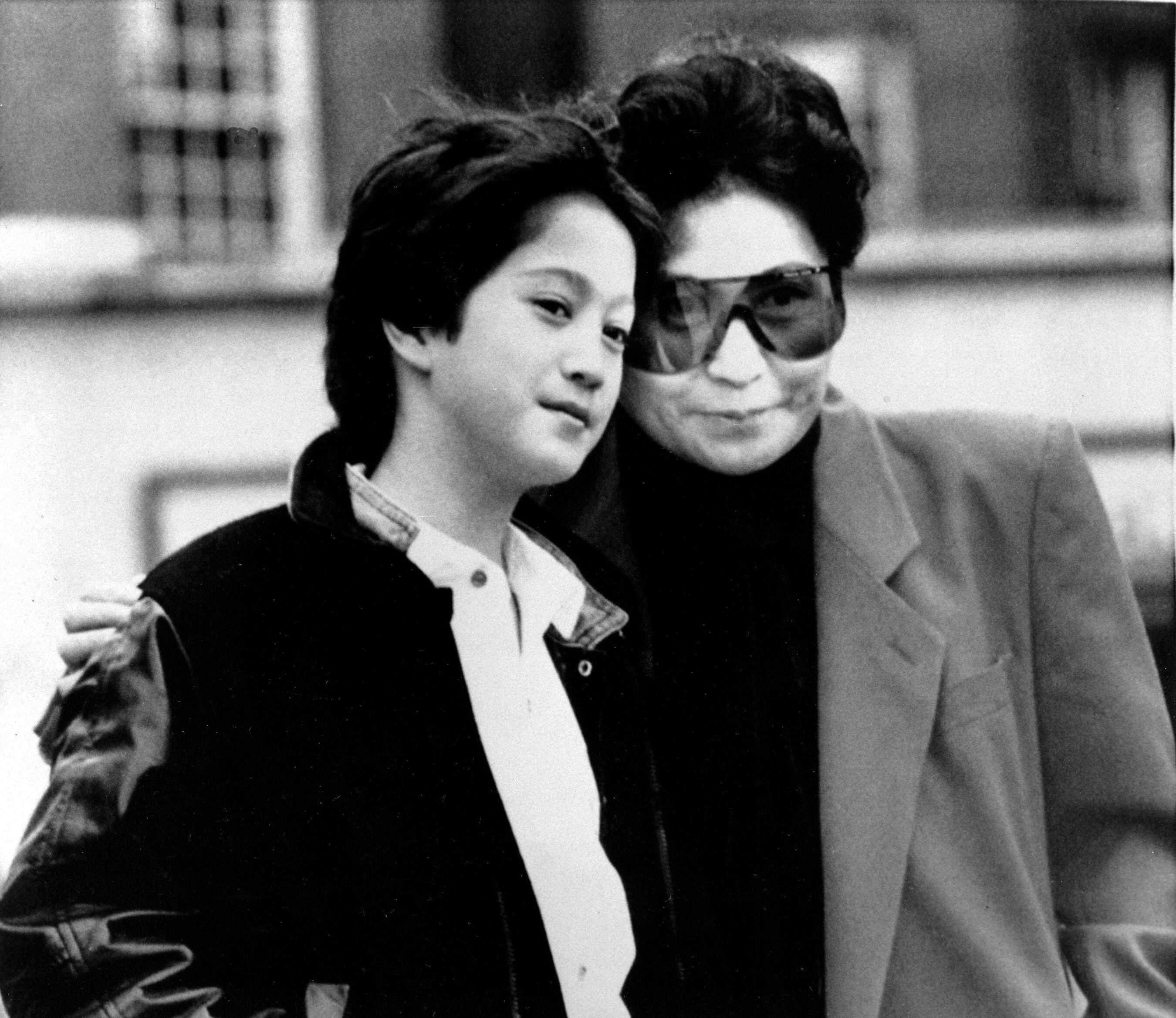 ARCHIVO -  Yoko Ono, viuda de John Lennon y su hijo Sean, de 10 años, en Londres el 20 de marzo de 1986. El álbum "Gimme Some Truth" con 36 canciones de Lennon fue lanzado el 9 de octubre de 2020 para celebrar el cumpleaños 80 del músico. (Foto AP/Richard Price, archivo)