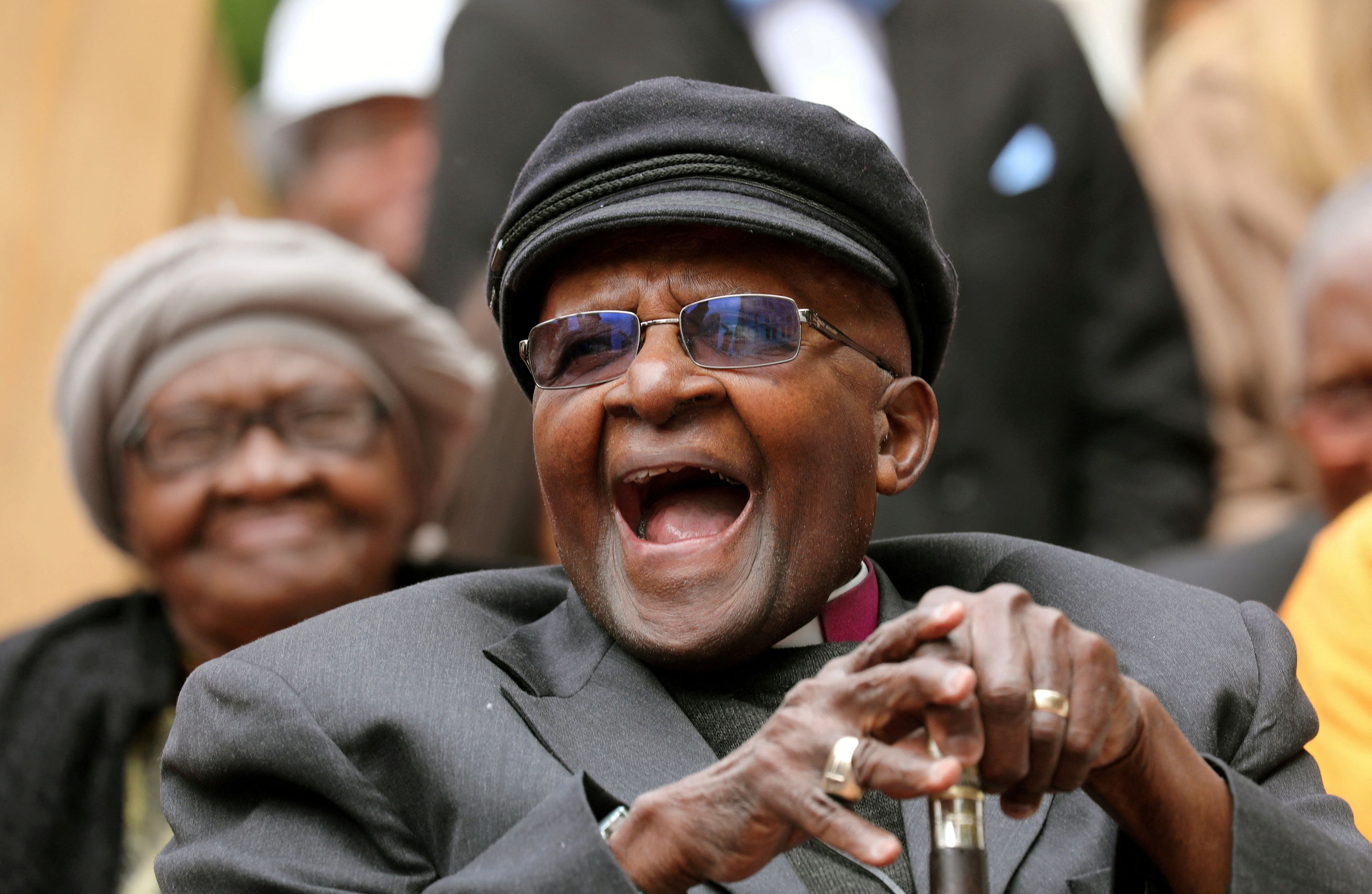 FOTO DE ARCHIVO: El arzobispo  Desmond Tutu se ríe ante una multitud que celebra su cumpleaños en la Catedral de San Jorge en Ciudad del Cabo, Sudáfrica,  7 de octubre del 2017. REUTERS/Mike Hutchings