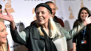 Joni Mitchell se solidariza a Neil Young en protesta contra Spotify