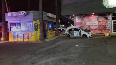 Hombre muere al chocar contra centro comercial en Ensenada