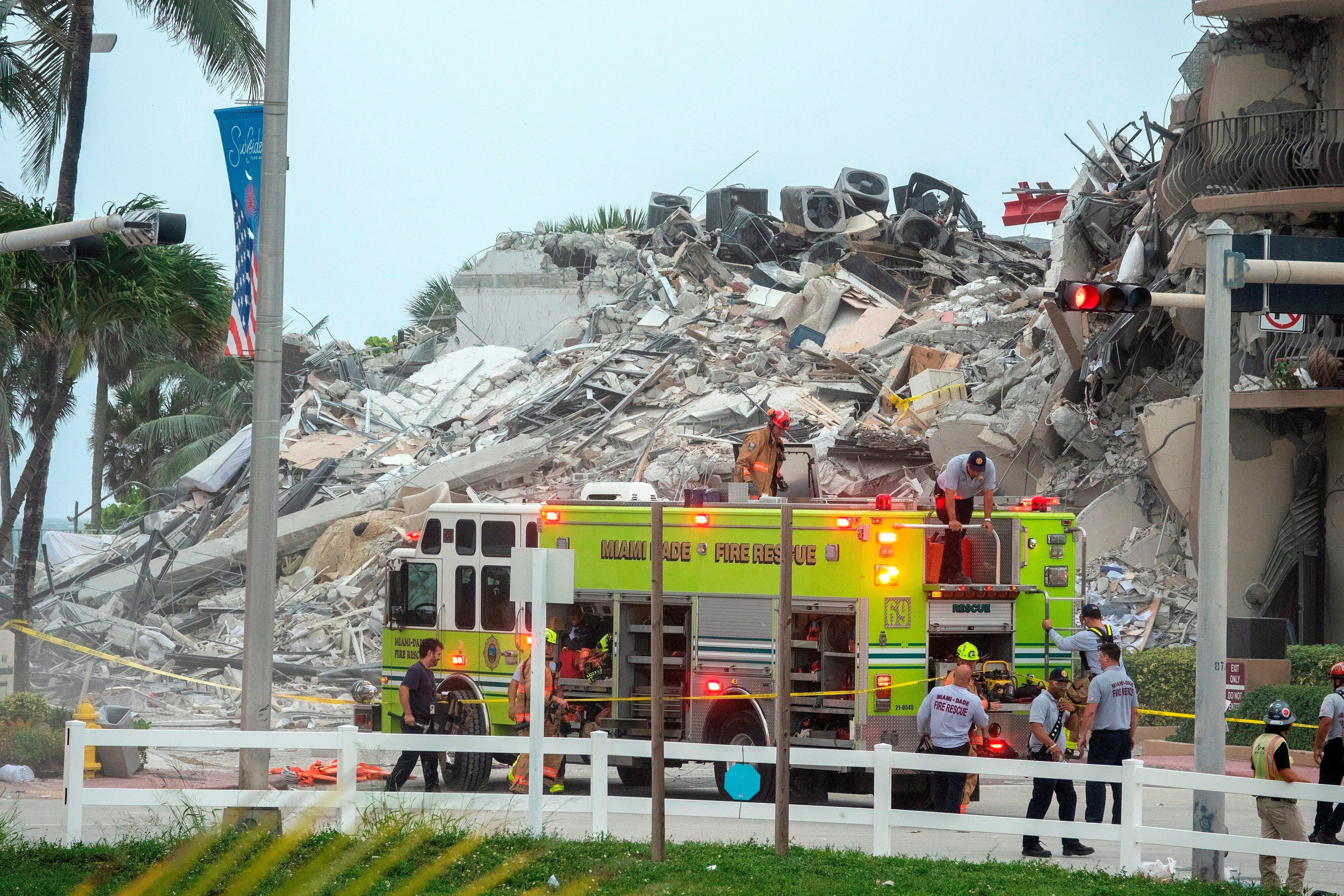 Registro de los escombros de un edificio de doce plantas y cuarenta años de antigüedad que se desplomó esta madrugada en Miami Beach (Florida, EE.UU.). EFE/Cristóbal Herrera
