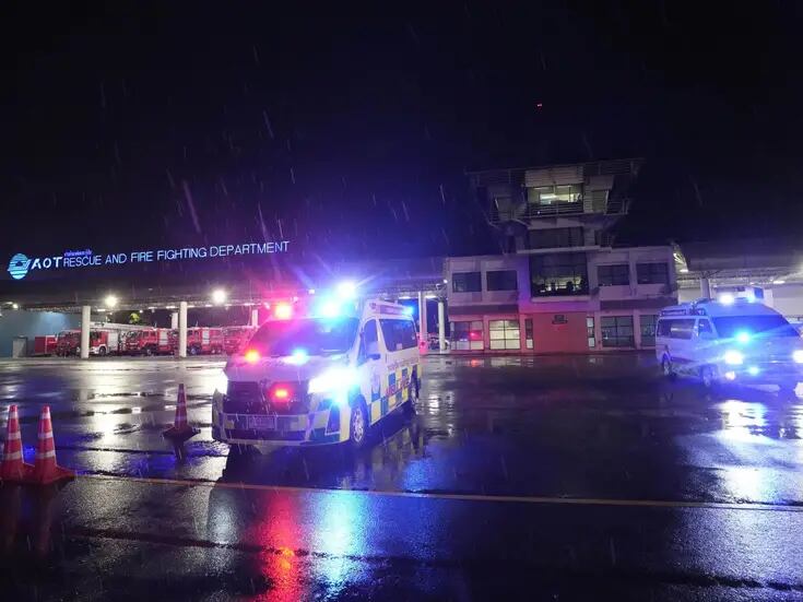 Fuerte turbulencia aérea en vuelo a Singapur deja un pasajero muerto y 30 heridos