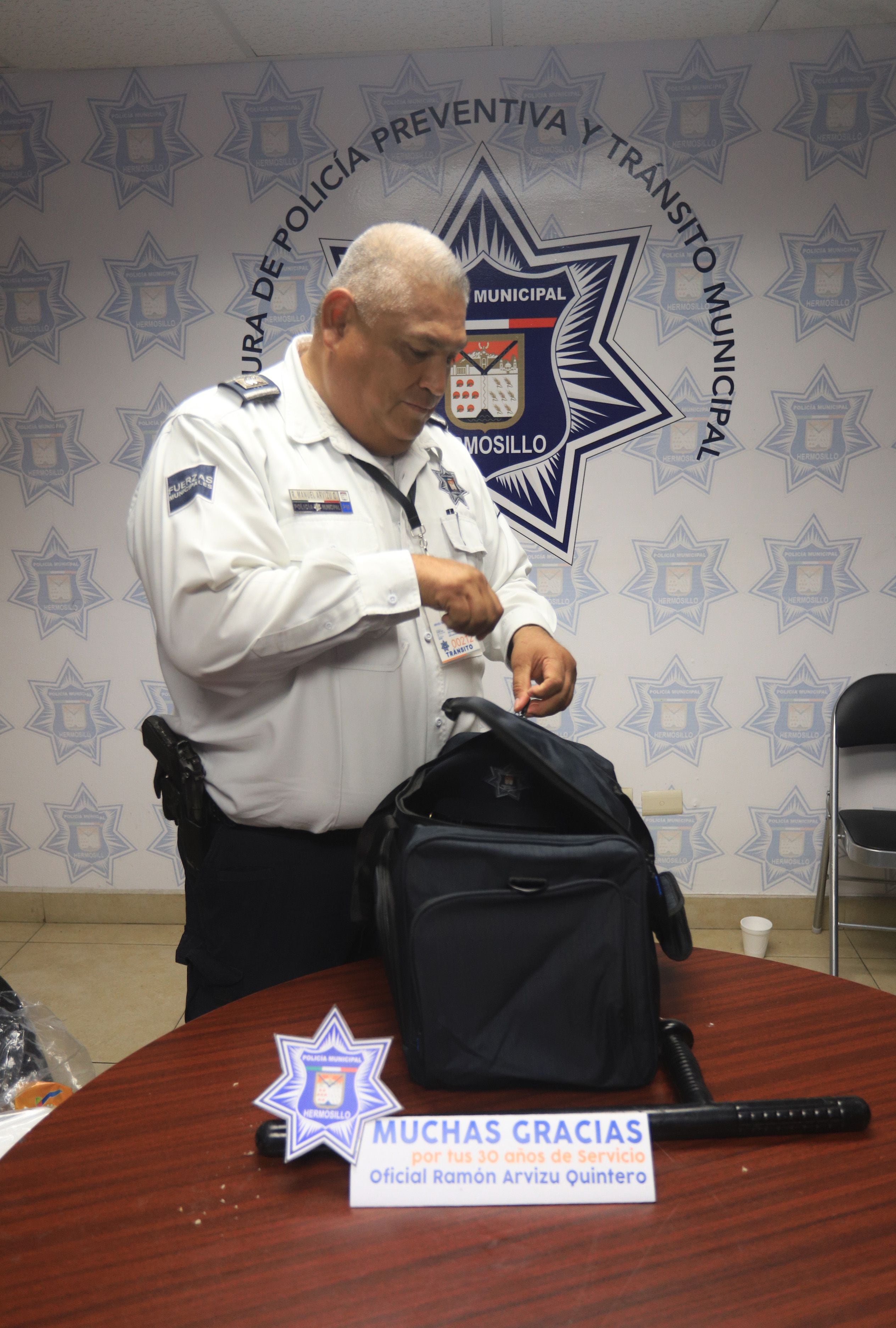 Oficial Arvizu se jubila con dignidad y con la frente en alto, tras 31