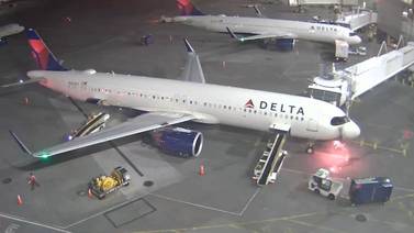 Avión de Delta Airlines sufre incendio en el aeropuerto de Seattle