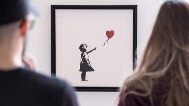 "Love is in the Bin": Banksy vuelve a ser engullido por el mercado