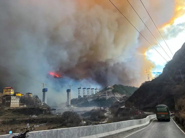 Incendio forestal en China obliga a la evacuación de 3 mil personas