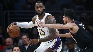 Lakers logran tercer triunfo al vencer a Suns