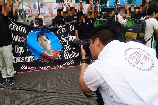 Familias hacen plantón en Palacio Nacional pidiendo justicia para los 43 de Ayotzinapa
