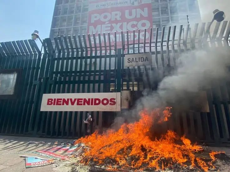 ¿Por qué hubo fuego en sede del PRI? Maestros del CNTE protestan