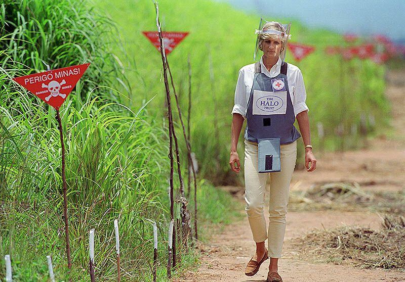 ANGOLA - JANUARY 05:  Diana, Princess of Wales wearing protective body armour and a visor visits a landmine minefield being cleared by the charity Halo in Huambo, Angola  (Photo by Tim Graham Photo Library via Getty Images)