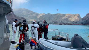 Gases merman tareas de búsqueda tras erupción en Nueva Zelanda