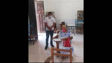 A sus 71 años mujer logra terminar la primaria en Yucatán