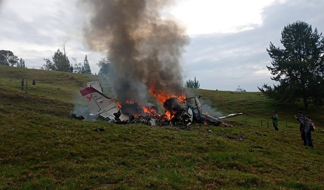 Fotografía cedida que muestra a una avioneta Beech C90 King Air accidentada en el norte del departamento de Antioquia (Colombia). | EFE
