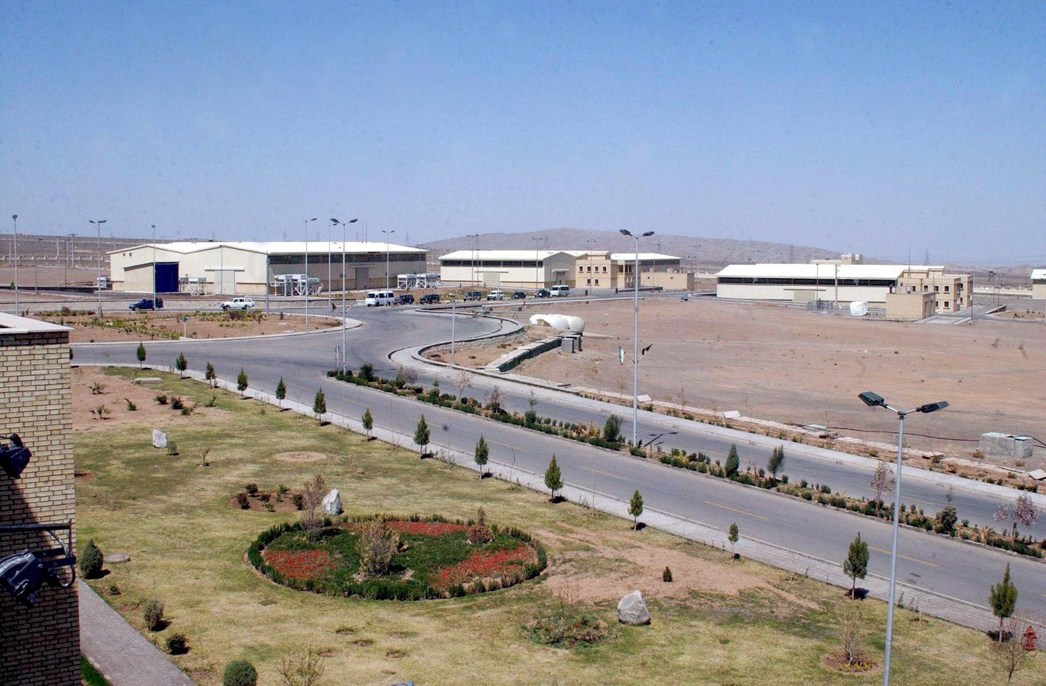 EPA07 NATANZ (IRÁN) 08.04.08 Fotografía de archivo con fecha del 30 de marzo de 2005 que muestra la planta de enriquecimiento de uranio de Natanz (Irán). Según informa la agencia Khabar, citando al presidente iraní, Mahmoud Ahmadinejad, "Irán ha comenzado ya la instalación de 6.000 nuevos centrifugadores en la planta nuclear de Natanz, y se han hecho otros desarrollos nucleares nuevos que serán revelados hoy". EFE/Str