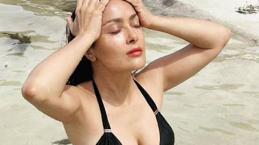 Salma Hayek enciende Instagram con su bikini negro en el mar