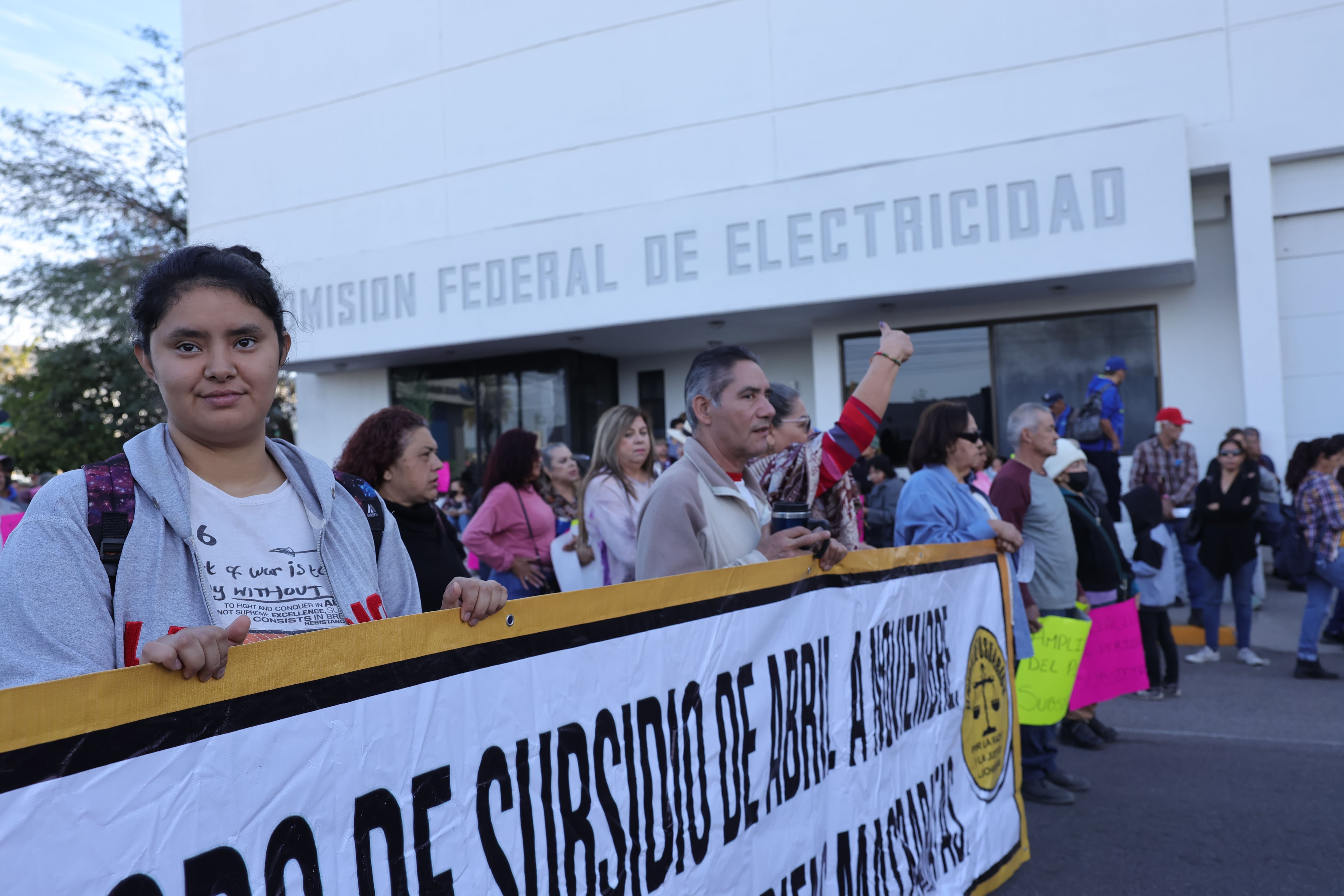Integrantes de la Unión de Usuarios realizaron un mitin frente a las oficinas de la CFE y después marcharon a Palacio donde los recibió el gobernador Alfonso Durazo Montaño. FOTO: JULIÁN ORTEGA
