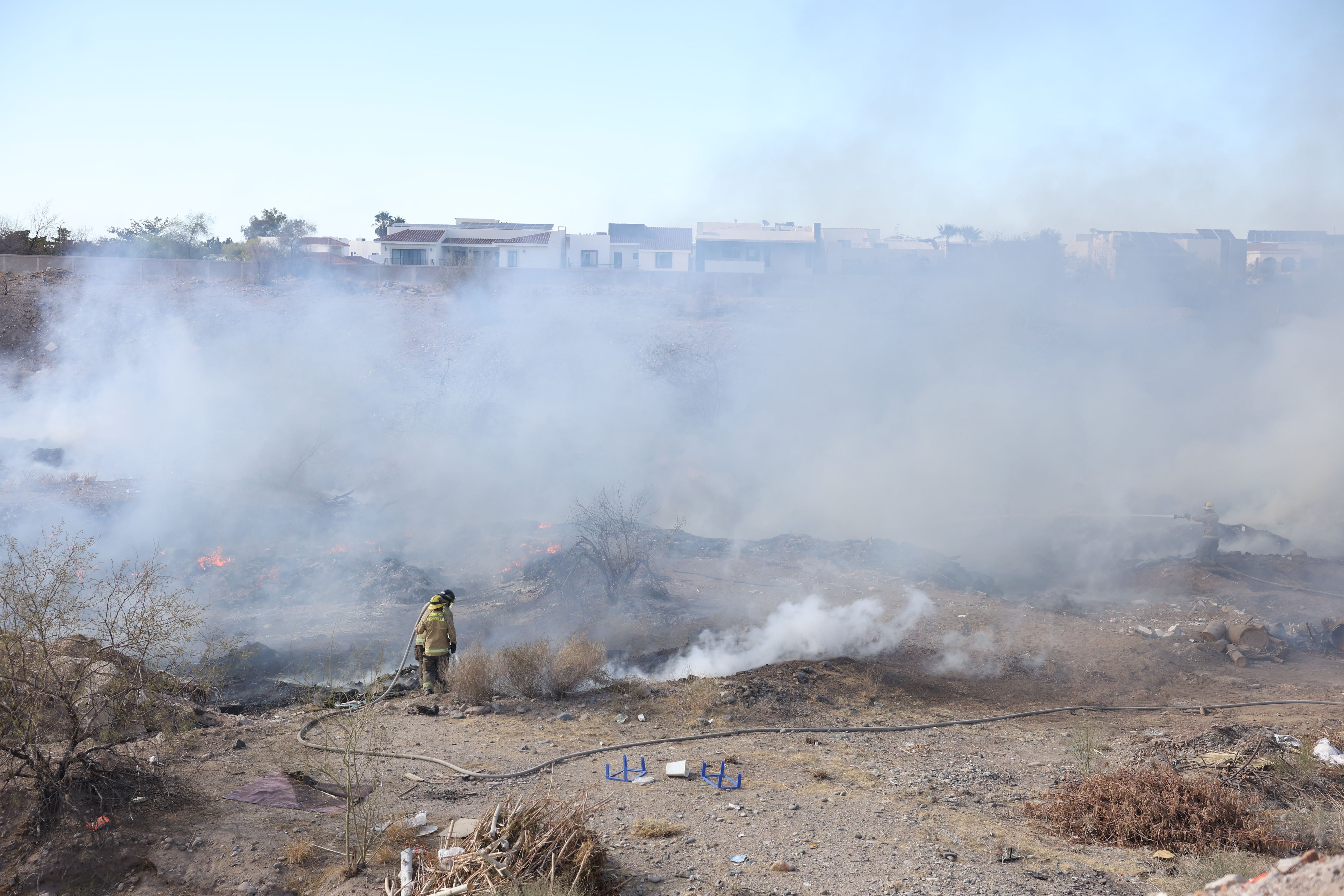 Los bomberos tienen días trabajando en la zona, pues por la naturaleza
del terreno y los materiales el fuego se reactiva. FOTO: TEODORO BORBÓN