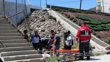 Sufre portugués trauma en la cabeza al estrellar su moto en puente UABC