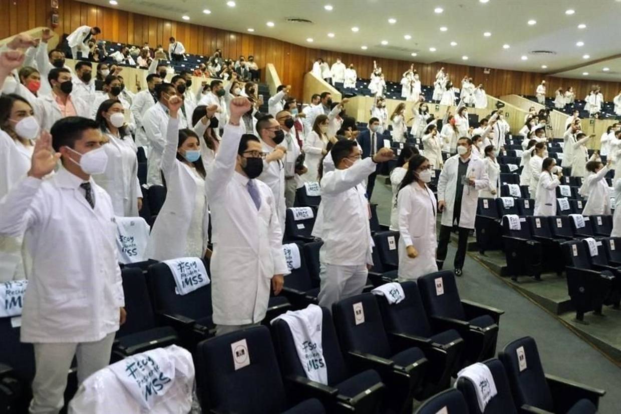 Médicos reprochan falta de pago en 18 hospitales de México