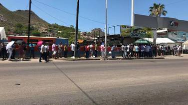 Bajo los rayos del sol, esperan ciudadanos en Casilla Especial de Guaymas