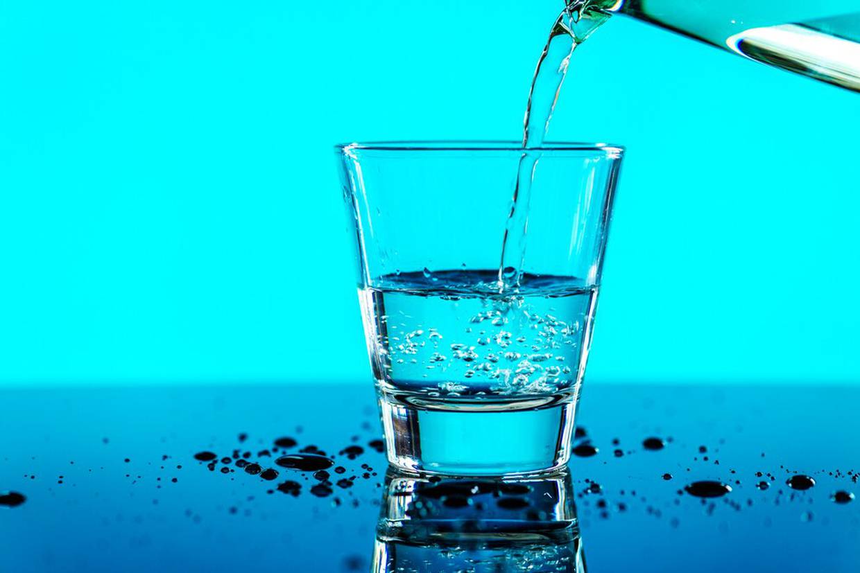 El agua mineral se presenta como una opción saludable cuando se consume con moderación | Foto: freepik