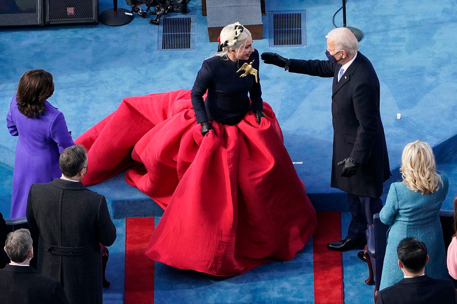 El presidente electo Joe Biden saluda a Lady Gaga durante la 59a ceremonia de investidura presidencial en el Capitolio en Washington, el miércoles 20 de enero de 2021. (Foto AP/Susan Walsh, Pool)