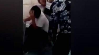 Definirán sanción a maestra que cortó cabello a alumno