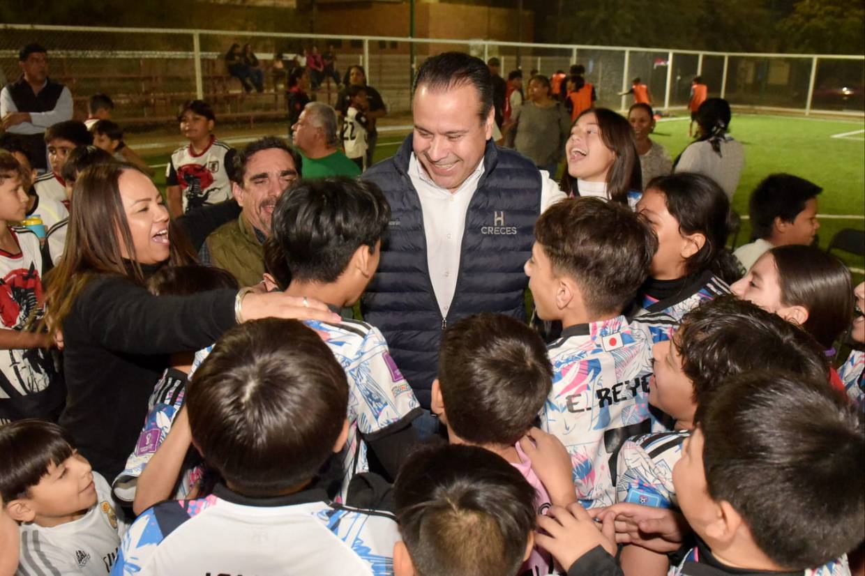 El alcalde Antonio Astiazarán constató el avance del 70% de rehabilitación de la unidad deportiva en la colonia Norberto Ortega.