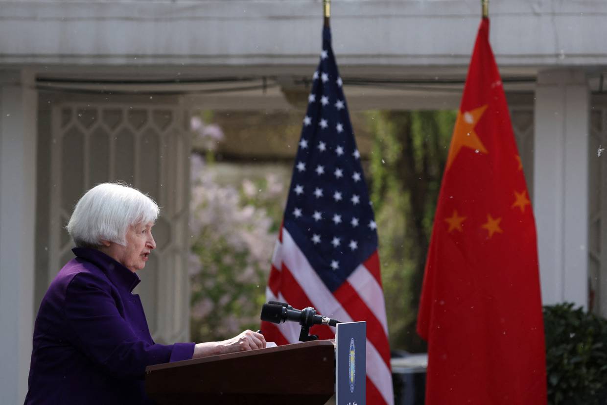 La secretaria del Tesoro de Estados Unidos, Janet Yellen, durante una rueda de prensa en Pekín, China. 8 de abril de 2024. REUTERS/Florence Lo