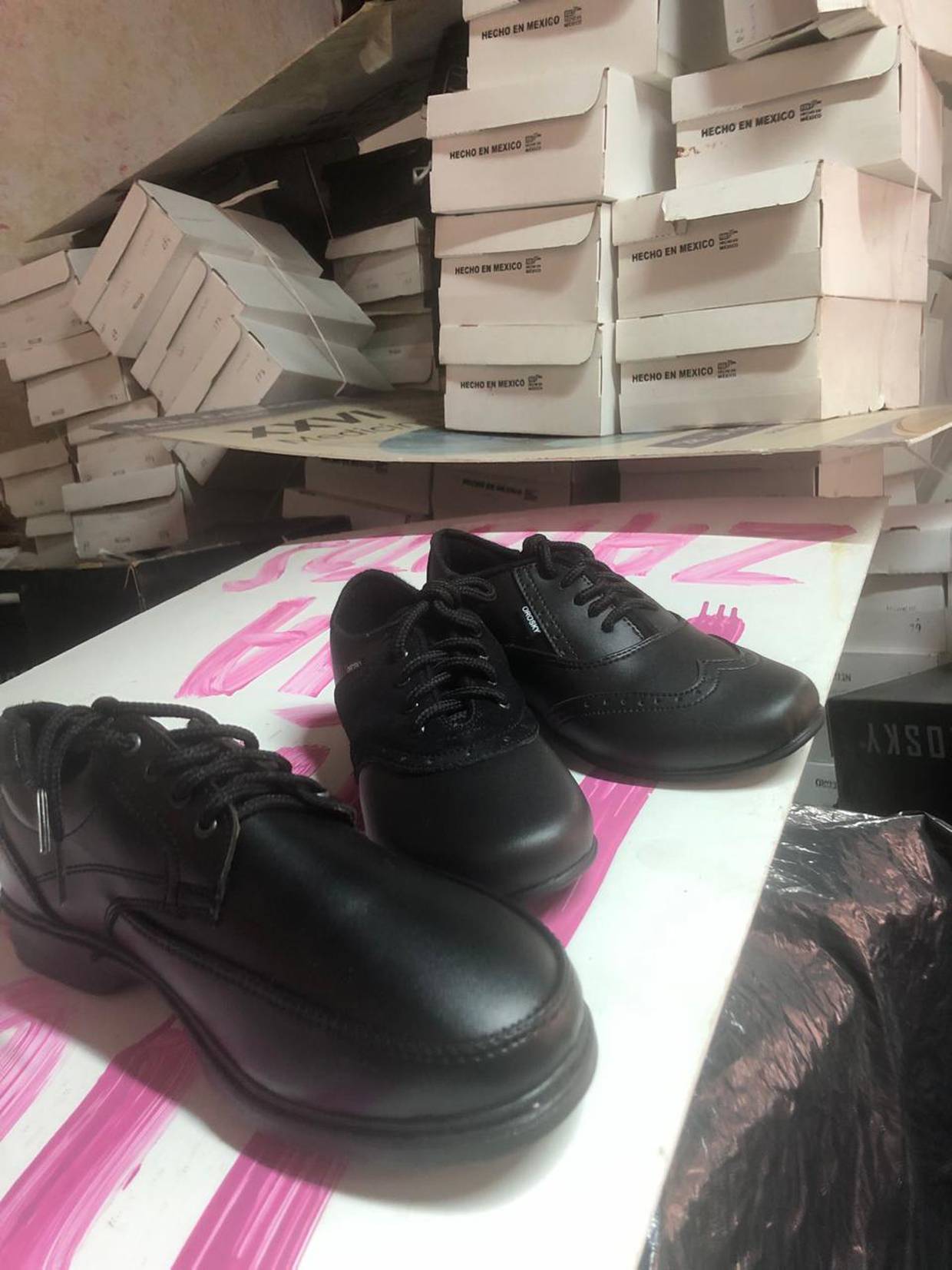 Asociación de Rosarito obsequia 300 pares de zapatos a personas de escasos recursos