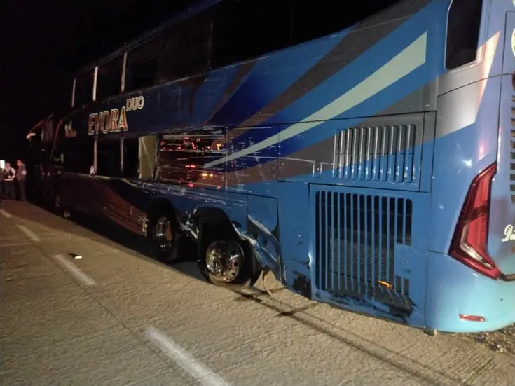 Accidente entre camión y auto deja 15 personas lesionadas en el libramiento de Hermosillo