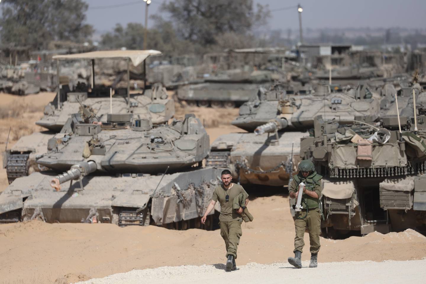 Vehículos blindados israelíes se reúnen a lo largo de la valla fronteriza con el sur de la Franja de Gaza, el 5 de mayo de 2024. EFE/EPA/ABIR SULTAN
