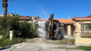 Derrumban vivienda de más de 75 años de antigüedad por petición de los vecinos