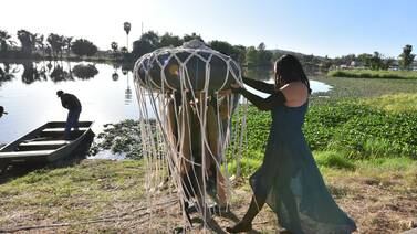 Activistas y artistas mexicanas instalan ‘medusa’ de cabello humano para limpiar el Río Santiago  