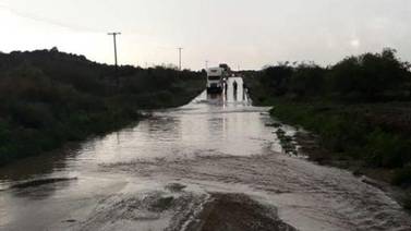 Detenido el tránsito en carretera al Valle de la Trinidad por bajada de agua