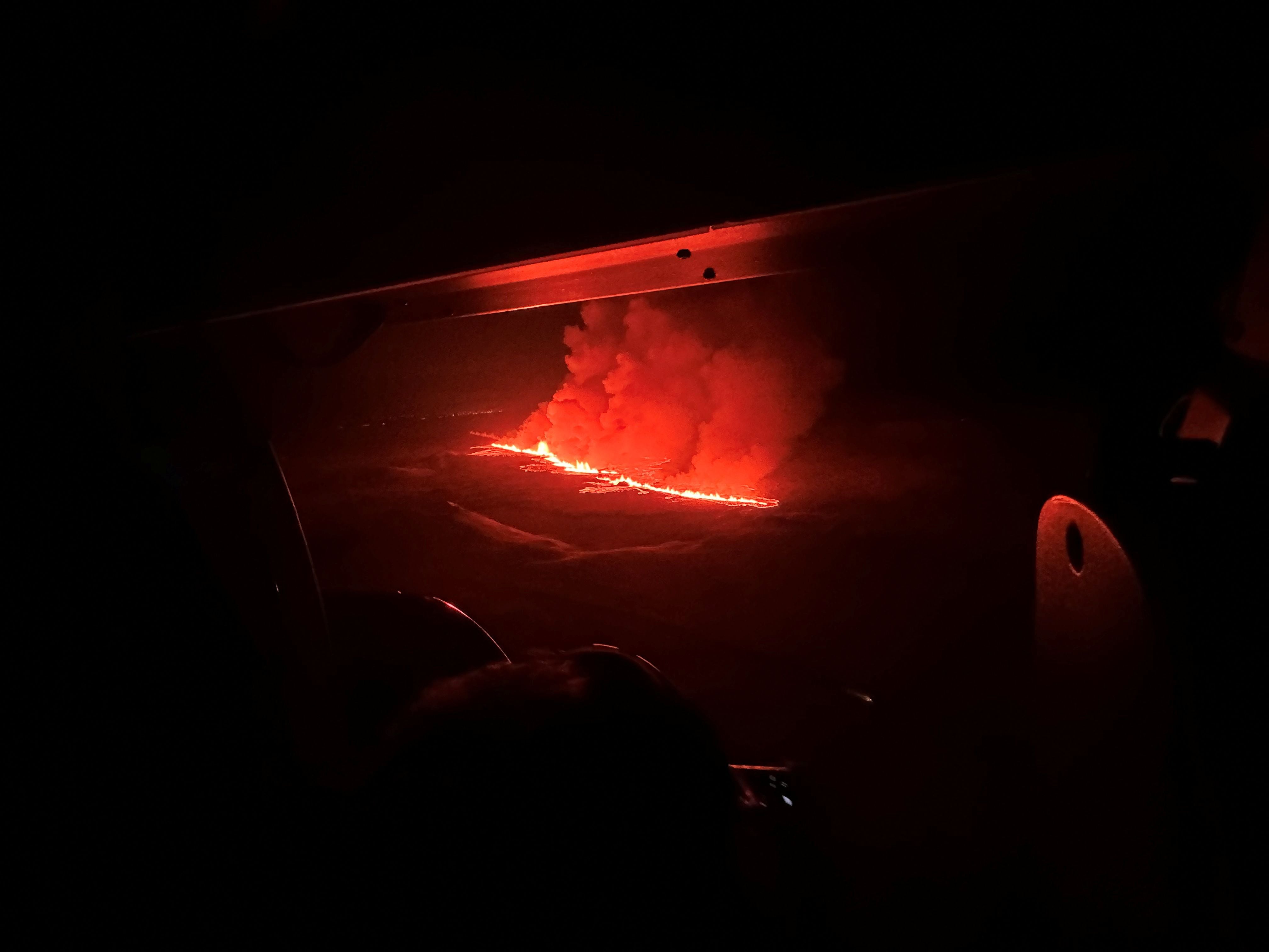 Un volcán arroja lava y humo mientras entra en erupción, al norte de Grindavik, península de Reykjanes, Islandia, obtenida por Reuters el 19 de diciembre de 2023. Guardia Costera de Islandia/Handout vía REUTERS