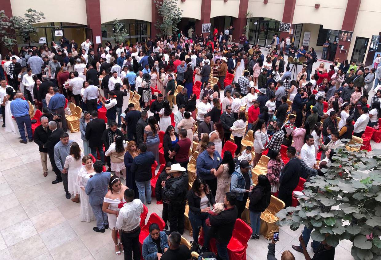 Un total de 180 parejas se dieron el “sí”, durante la ceremonia oficial de los matrimonios colectivos realizada en el Palacio Municipal de Rosarito.